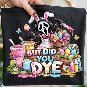 Puede incluir: Camiseta negra con un gráfico colorido que presenta un personaje parecido a Ghostface con un disfraz de conejito, sosteniendo un cuchillo y huevos de Pascua. El texto "BUT DID YOU DYE" se muestra en letras coloridas y goteantes. Diseño temático de Pascua.