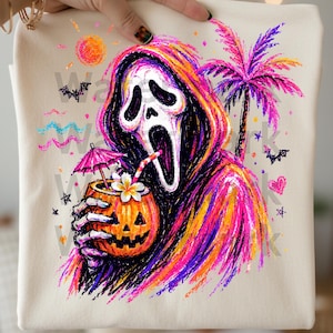 Op de afbeelding: Crèmekleurige sweatshirt met een kleurrijke afbeelding van het Ghostface-masker uit de Scream-films, met een pompoencocktail. Het ontwerp bevat een palmboom, een zon en vleermuizen, wat een Halloween-thema met tropische sfeer creëert.