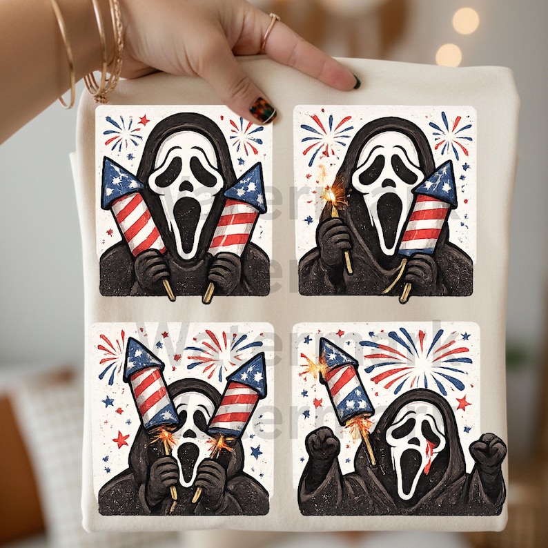 K&ouml;nnte beinhalten: Eine cremefarbene Tragetasche mit vier quadratischen Grafiken der Ghostface-Maske aus den Scream-Filmen. Jede Grafik zeigt die Maske mit Feuerwerk in Rot, Wei&szlig; und Blau, zur Feier des 4. Juli.