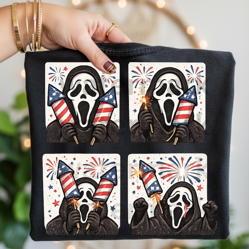 K&ouml;nnte beinhalten: Schwarzes Sweatshirt mit vier quadratischen Grafiken einer Ghostface-Maske, die Feuerwerksk&ouml;rper im Stil der amerikanischen Flagge h&auml;lt. Die Grafiken verwenden Rot, Wei&szlig; und Blau, mit explodierenden Feuerwerksk&ouml;rpern im Hintergrund.
