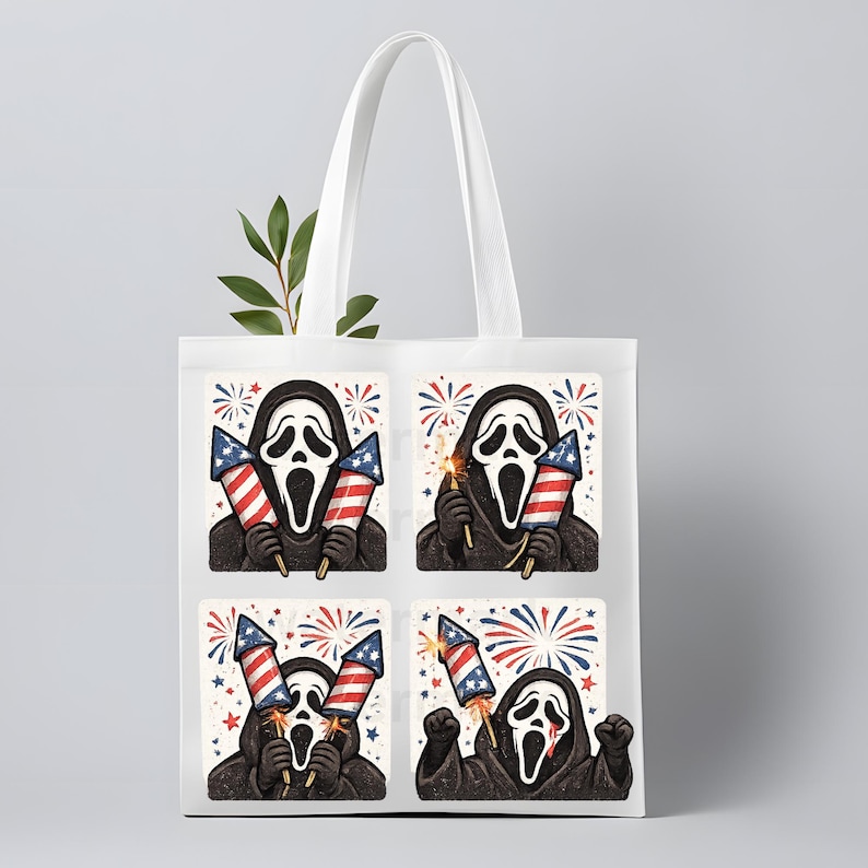 K&ouml;nnte beinhalten: Wei&szlig;e Tragetasche mit einem sich wiederholenden Design eines Ghostface-Charakters, der Feuerwerk im Stil der amerikanischen Flagge h&auml;lt. Das Design umfasst rote, wei&szlig;e und blaue Feuerwerke und Sterne, ideal f&uuml;r patriotische Feiertage.