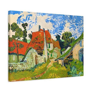 Pode incluir: Impressão em tela de uma cena de aldeia, com edifícios com telhados vermelhos e detalhes verdes. A obra de arte tem um estilo texturizado e impressionista com pinceladas visíveis. O céu é azul e branco, e o primeiro plano tem um caminho e flores amarelas.