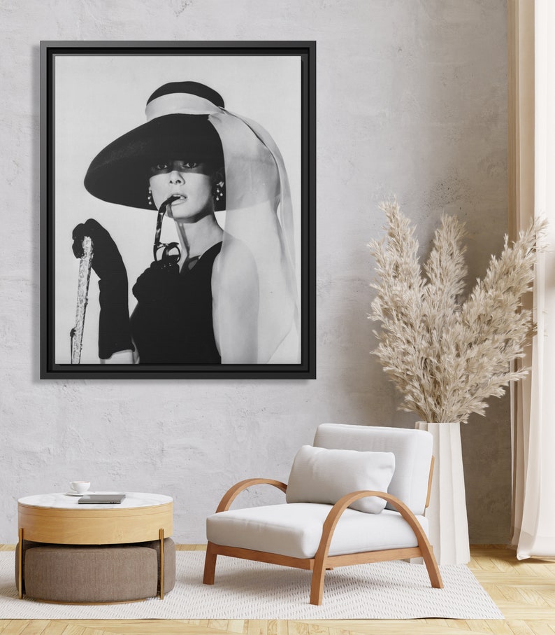Toile Audrey Hepburn - Poster Vintage Noir Et Blanc Avec Rouge à Lèvres - Déco Murale Ready To Hang (30,5x45,7 Cm)