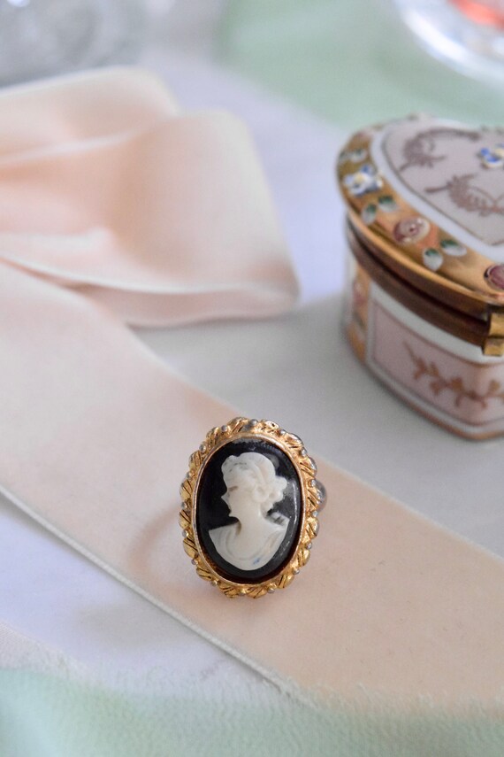 Vintage Gold Tone Black and White Cameo Ring, Vint