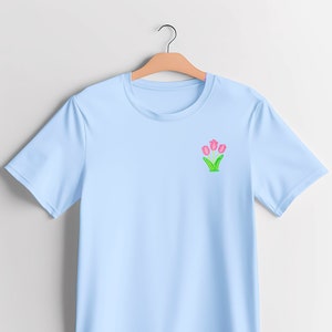 Rosa Tulpen Besticktes T-Shirt aus 100% Bio-Baumwolle | UK - Bestickt | Von der Natur inspiriertes Design | Erhältlich in Pink und Blau