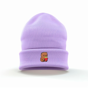 Adorable gorro con puños bordados de oso de fresa / disponible en 4 colores / bordado en el Reino Unido