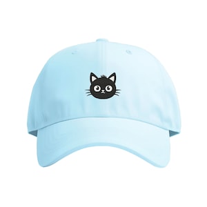 かわいい黒猫の刺繍入り 100% コットン キャップ | 英国刺繍 | 遊び心のあるスタイリッシュなアクセサリー