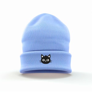 かわいい黒猫の刺繍入りカフス付きビーニー | 英国刺繍 | 遊び心のあるスタイルと心地よい暖かさ