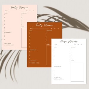 Puede incluir: Tres plantillas de planificador diario imprimibles en rosa, marrón y blanco. Cada planificador incluye secciones para la fecha, que hacer, importante, citas, ingesta de agua y notas.