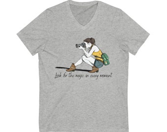 Unisex jersey T-shirt met korte mouwen en V-hals - Ga op zoek naar de magie van elk moment