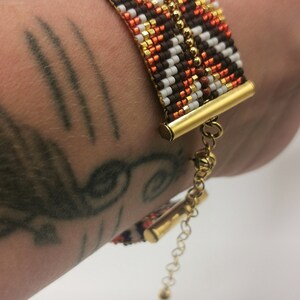Bracelet ethnique tissé en perles Miyuki Delicas et pierres gemmes Accessoires pour femme. Manchette Miyuki Jaspe rouge. image 6