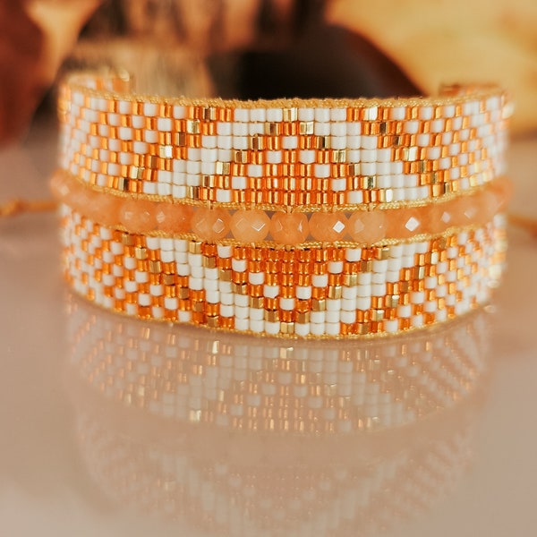 Bracelet tissé en perles Miyuki Delicas – Accessoire pour femme. Manchette Miyuki blanche orangée.