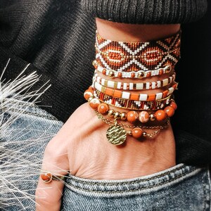 Bracelet ethnique tissé en perles Miyuki Delicas et pierres gemmes Accessoires pour femme. Manchette Miyuki Jaspe rouge. image 3