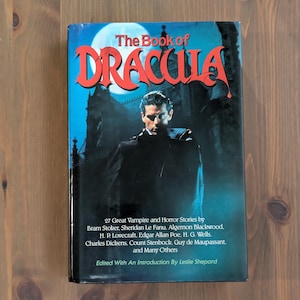 LIBRO VINTAGE di DRACULA Antologia horror con copertina rigida e sovraccoperta di Leslie Shepard - Collezione di Edgar Allan Poe, W W Jacobs, Charles Dickens