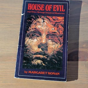 HOUSE OF EVIL e altri strani misteri irrisolti - Raro libro tascabile d&#39;epoca di Margaret Ronan del 1977, antologia da collezione di storie spaventose