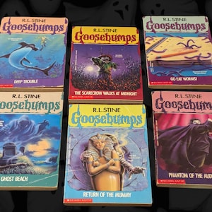 以下が含まれることがあります： R.L. Stineの「Goosebumps」シリーズのヴィンテージ本6冊のコレクション。表紙には、「Deep Trouble」や「The Scarecrow Walks at Midnight」などのタイトルで、モンスターや不気味なシーンのカラフルなイラストが描かれています。これらの本はScholasticシリーズです。