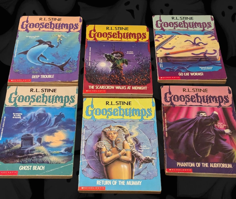 以下が含まれることがあります： R.L. Stineの「Goosebumps」シリーズのヴィンテージ本6冊のコレクション。表紙には、「Deep Trouble」や「The Scarecrow Walks at Midnight」などのタイトルで、モンスターや不気味なシーンのカラフルなイラストが描かれています。これらの本はScholasticシリーズです。