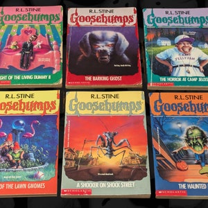 以下が含まれることがあります： R.L. Stineによる6冊のヴィンテージ「Goosebumps」の本のコレクション。表紙には、「Night of the Living Dummy II」や「The Barking Ghost」などのタイトルで、恐ろしい生き物やシーンのカラフルなイラストが描かれています。