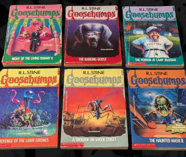 以下が含まれることがあります： R.L. Stineによる6冊のヴィンテージ「Goosebumps」の本のコレクション。表紙には、「Night of the Living Dummy II」や「The Barking Ghost」などのタイトルで、恐ろしい生き物やシーンのカラフルなイラストが描かれています。