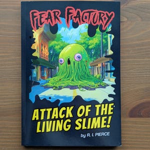 ATTACK of the LIVING SLIME! di R. I. Pierce (Fear Factory) Libro per giovani lettori, horror simile a Goosebumps, avventura divertente e spettrale