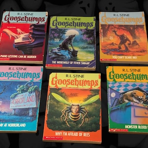 以下が含まれることがあります： R.L. Stineによる6冊のヴィンテージGoosebumps本が表示され、それぞれにユニークな表紙イラストが描かれています。「Piano Lessons Can Be Murder」、「The Werewolf of Fever Swamp」、「Monster Blood II」などのタイトルがあります。本は鮮やかな色と不気味なテーマが特徴です。