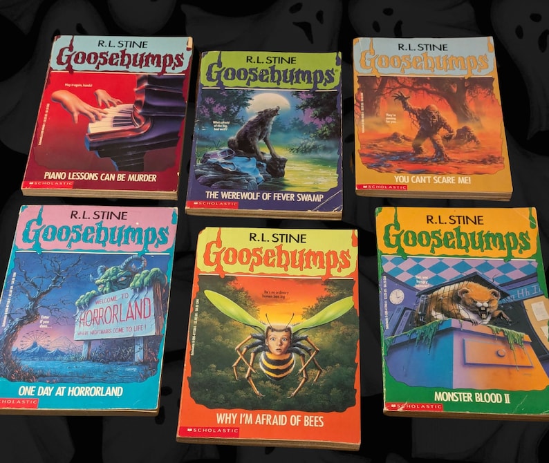 以下が含まれることがあります： R.L. Stineによる6冊のヴィンテージGoosebumps本が表示され、それぞれにユニークな表紙イラストが描かれています。「Piano Lessons Can Be Murder」、「The Werewolf of Fever Swamp」、「Monster Blood II」などのタイトルがあります。本は鮮やかな色と不気味なテーマが特徴です。