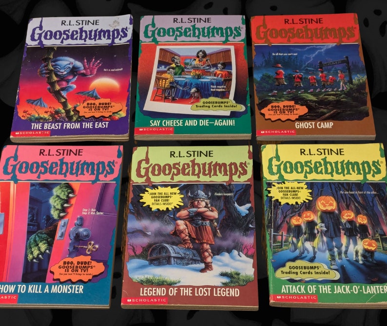 以下が含まれることがあります： R.L. Stineによる6冊のヴィンテージ「Goosebumps」本のコレクション。表紙には、モンスターや不気味なシーンのカラフルなイラストが描かれています。「The Beast from the East」や「Attack of the Jack-O'-Lantern」などのタイトルが含まれています。