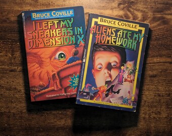 Lot de 2 livres brochés par BRUCE COVILLE - Des extraterrestres ont mangé mes devoirs / J'ai laissé mes baskets dans les livres vintage Spooky Kids Chapter Books Dimension X