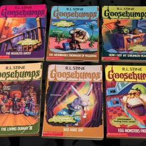 以下が含まれることがあります： R.L. Stineによる6冊のヴィンテージGoosebumps本が表示されています。「The Headless Ghost」、「The Abominable Snowman of Pasadena」、「How I Got My Shrunken Head」などのタイトルがあります。表紙には、Goosebumpsのロゴとともに、モンスターや不気味なシーンのカラフルなイラストが描かれています。