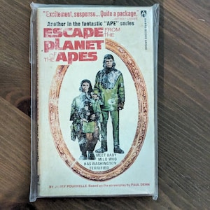 Ucieczka z planety małp (książka w miękkiej oprawie) autorstwa Jerry&#39;ego Pournelle&#39;a, Paula Dehna Powieść filmowa Wydanie powiązane z filmem Klasyka science fiction