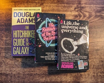 3 Stück DOUGLAS ADAMS BÜCHER – Per Anhalter durch die Galaxis, Leben, Universum und alles, Restaurant am Ende der Welt – Vintage-Taschenbücher