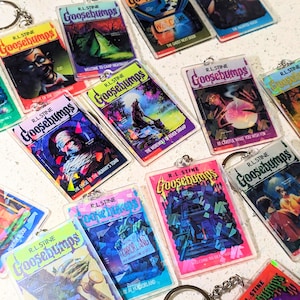 GOOSEBUMPS SCHLÜSSELANHÄNGER Funkelnde doppelseitige Buchumschläge, 90er Jahre Geschenke, Throwback Kinder Horror, Spooky Stocking Stuffers, Vintage Retro Style Art