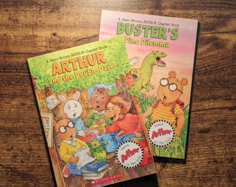 Lot de 2 livres de poche ARTHUR - Double Dare & Busters Dino Dilemma d'Arthur - Lot de chapitres d'art rétro pour enfants, enfants et jeunes lecteurs des années 90