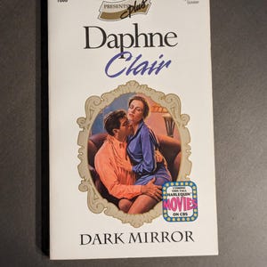 DARK MIRROR Harlequin Presents Plus - Dramatyczny romans Vintage Romans Miękka oprawa Bestseller autorstwa Daphne Clair, rzadkie znalezisko Retro Gift Book