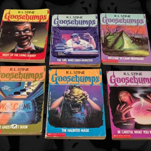 以下が含まれることがあります： R.L.Stineによる6冊のヴィンテージGoosebumps本。各表紙には不気味なイラストが描かれています。「Night of the Living Dummy」、「The Haunted Mask」、「Be Careful What You Wish For...」などのタイトル。Scholasticから出版。