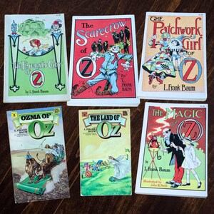 Você escolhe WIZARD of OZ Paperbacks por L Frank Baum - VINTAGE ilustrado livro de aventura de fantasia infantil, best-seller Wicked Witch Emerald City