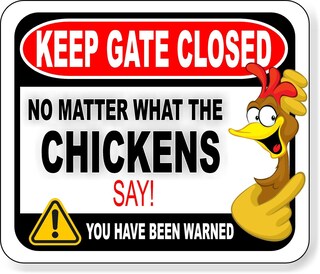 Targa Divertente 'Keep Gate Closed No Matter What The Chickens Say' - Cartello In Lamiera 20x30 Per Fattoria