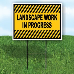 Paisaje trabajo en progreso amarillo negro raya yarda señal de tráfico con soporte