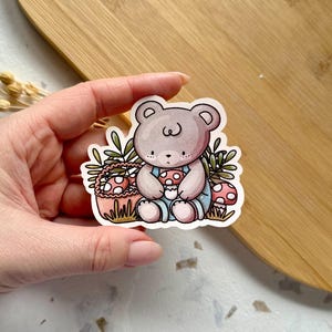 Ours en peluche de mauvaise humeur avec champignons et panier | Autocollant en vinyle Cottagecore | Fairycore Soft Dreamy Aesthetic