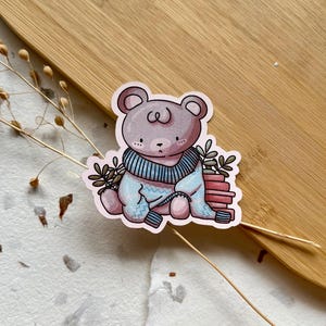 Kuscheliger großer Pullover Teddybär | Cottagecore Vinyl Aufkleber | Waldtier niedlicher ästhetischer Aufkleber für Journals, Laptops & Wasserflaschen