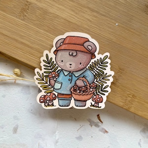 Teddybär, der Pilze sucht | Cottagecore Aufkleber | Gemütlicher ästhetischer Bär mit Korb voller Pilze, Hut & Gummistiefel | Niedlicher Vibes Vinyl Sticker