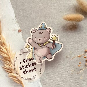 Naklejka z niedźwiedziem-czarodziejem: winylowe, wiedźmowate zwierzę, magiczne wycinanki, prezent dla miłośnika fantasy