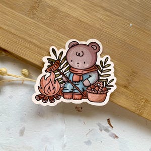 Gemütlicher Lagerfeuer-Teddybär | Cottagecore Aufkleber | Grillwurst sterben geschnitten Aufkleber | Vintage Ästhetik für Journals, Laptops & Wasserflaschen