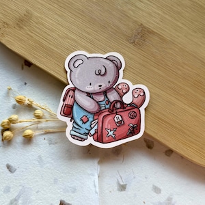 Ours en peluche le voyageur désordonné | Autocollant Cottagecore | Ours de l'aventure avec valise | Décalcomanie en vinyle Cosy Vibes pour journaux, étuis et bouteilles