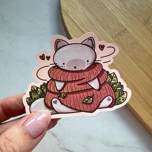 Chat dans une couverture | Vibes de chat câlins confortables | Autocollant Cottagecore | Sticker chat réconfortant | Décoration vintage rustique esthétique de coeurs et de feuilles