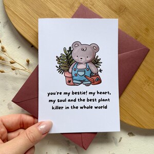 Cartão de felicitações Bestie | Plant Killer | Carta do jardineiro do melhor amigo | Urso de pelúcia estético Cottagecore com envelope Claret