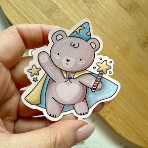 Adesivo Teddy Bear Wizard Cottagecore / Cappello, mantello, bacchetta e stelle / Estetica magica per i tuoi beni