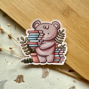 Bücherwurm Teddybär Cottagecore Aufkleber | Wasserdichtes gestanztes Vinyl | Stimmungsvolle Ästhetik, gemütliches Lesedekor, handgezeichnetes Geschenk für Buchliebhaber