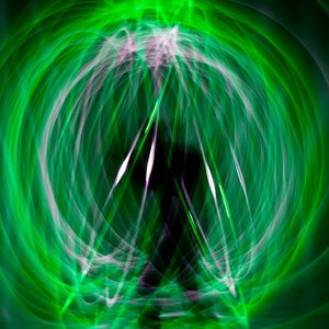 Pode incluir: Fotografia abstrata de rastros de luz verde e branca criando um padr&atilde;o de redemoinho. Os rastros de luz t&ecirc;m a forma de c&iacute;rculos e linhas, e est&atilde;o dispostos de forma a criar uma sensa&ccedil;&atilde;o de movimento e energia.