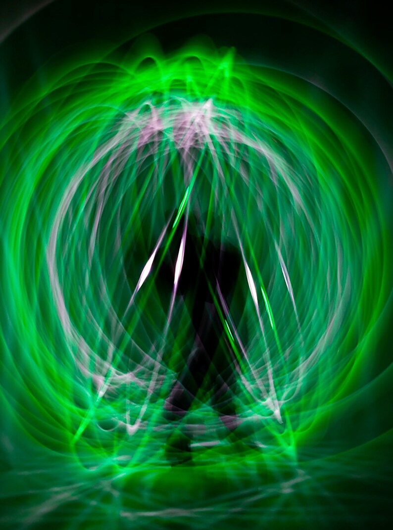 Pode incluir: Fotografia abstrata de rastros de luz verde e branca criando um padr&atilde;o de redemoinho. Os rastros de luz t&ecirc;m a forma de c&iacute;rculos e linhas, e est&atilde;o dispostos de forma a criar uma sensa&ccedil;&atilde;o de movimento e energia.